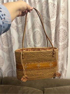 Handwoven Rattan Shoulder Bag – Ata Grass Basket, Leather Straps, Wooden Center